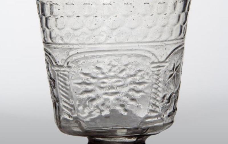 Un motif floral élégant inspiré de l’Art Nouveau peint sur une vitre, laissant passer la lumière avec des teintes vives et délicates.